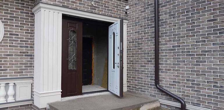 Входная дверь в дом в тамбур