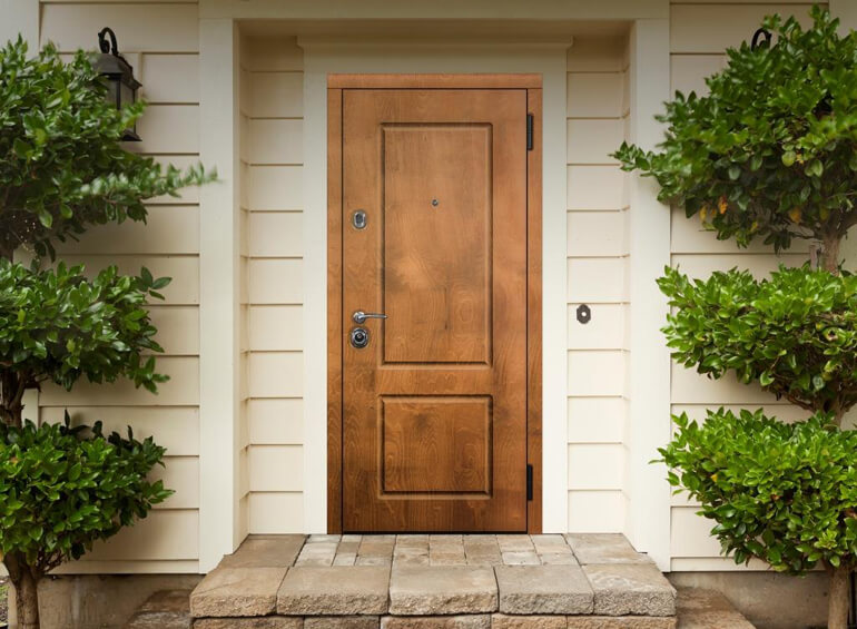 входная дверь для дома из дерева, входная дверь в частный дом, входная дверь с отделкой из дерева