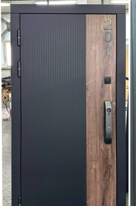 Дверь с декоративными цифрами и умным замком