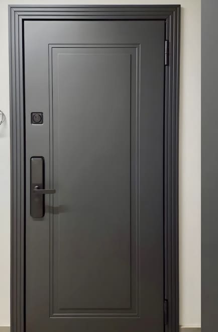 Дверь с умным замков и фигурным наличником