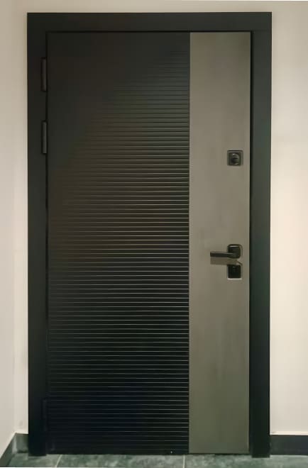 Дверь с отделкой в двух текстурах