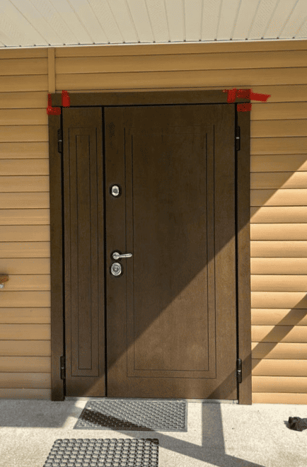 Классическая входная дверь для широкого проема