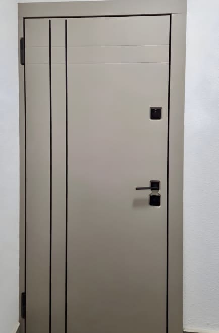 Светлая входная дверь с акцентной фрезеровкой