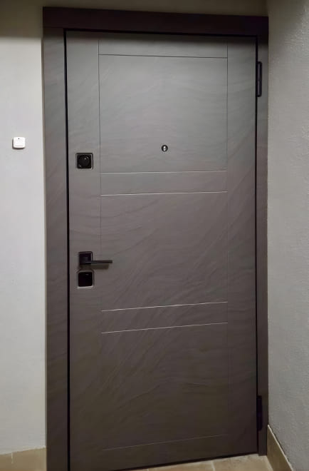 Дверь с текстурой камня