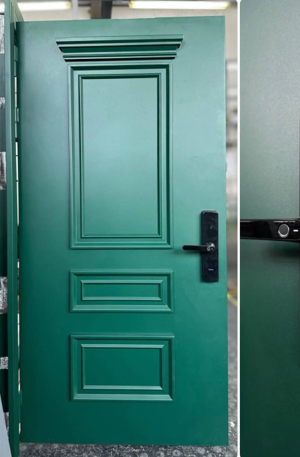 Яркая зеленая дверь с электронным замком