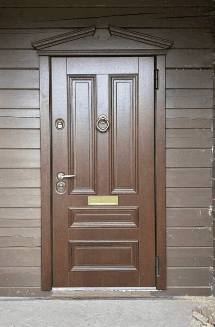 Дверь в классическом стиле с декоративной фрамугой