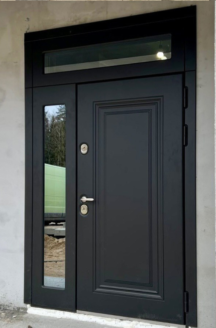 Тёмная дверь в дом с нестандартным проёмом