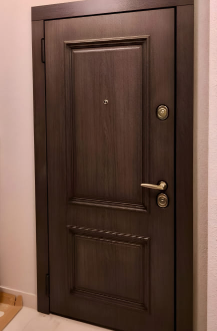 Дверь с текстурой дерева по индивидуальному заказу