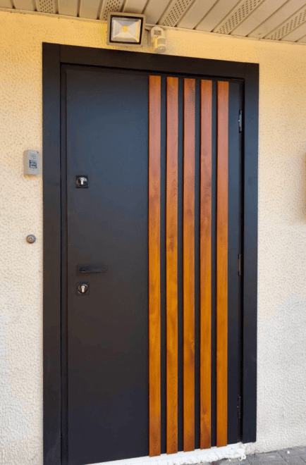 Входная дверь с декортивными рейками