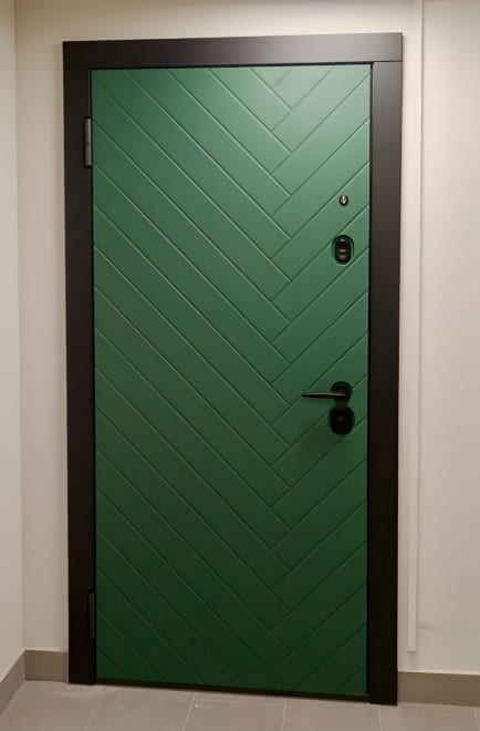Дверь в квартиру в ярком зеленом цвете